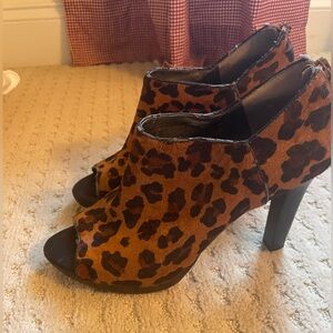 GUC - 9 1/2 Banana Republic Animal Print Ankle Boots.